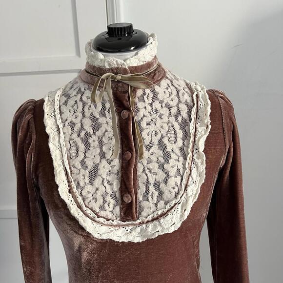 Vintage La Vie en Rose Victorian Velvet Blouse Brown Lace Collar High Neck Goth - Picture 2 of 8